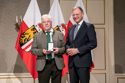 Verleihung der Verdienstmedaille des Landes Oberösterreich durch Landeshauptmann Thomas Stelzer.